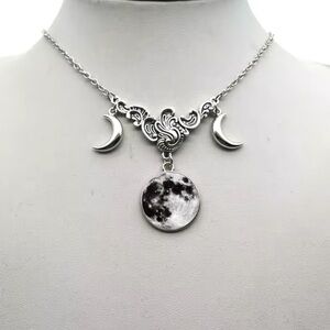 Moon Pendent Necklace 🌙